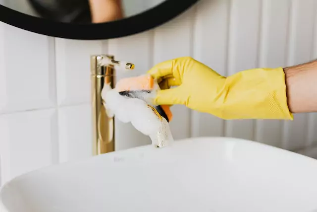 Move On Bathroom Cleaning